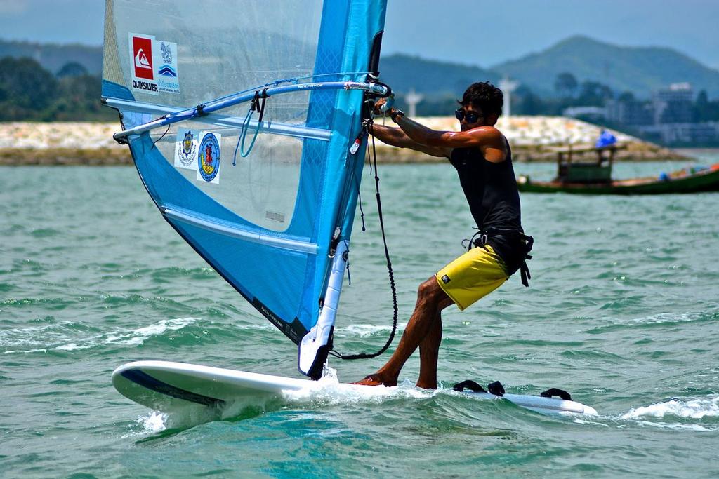 Natthaphong Phonoppharat (THA) on his way to winning the Men’s division - RS:One Asian Championships © Kah Soon Ho